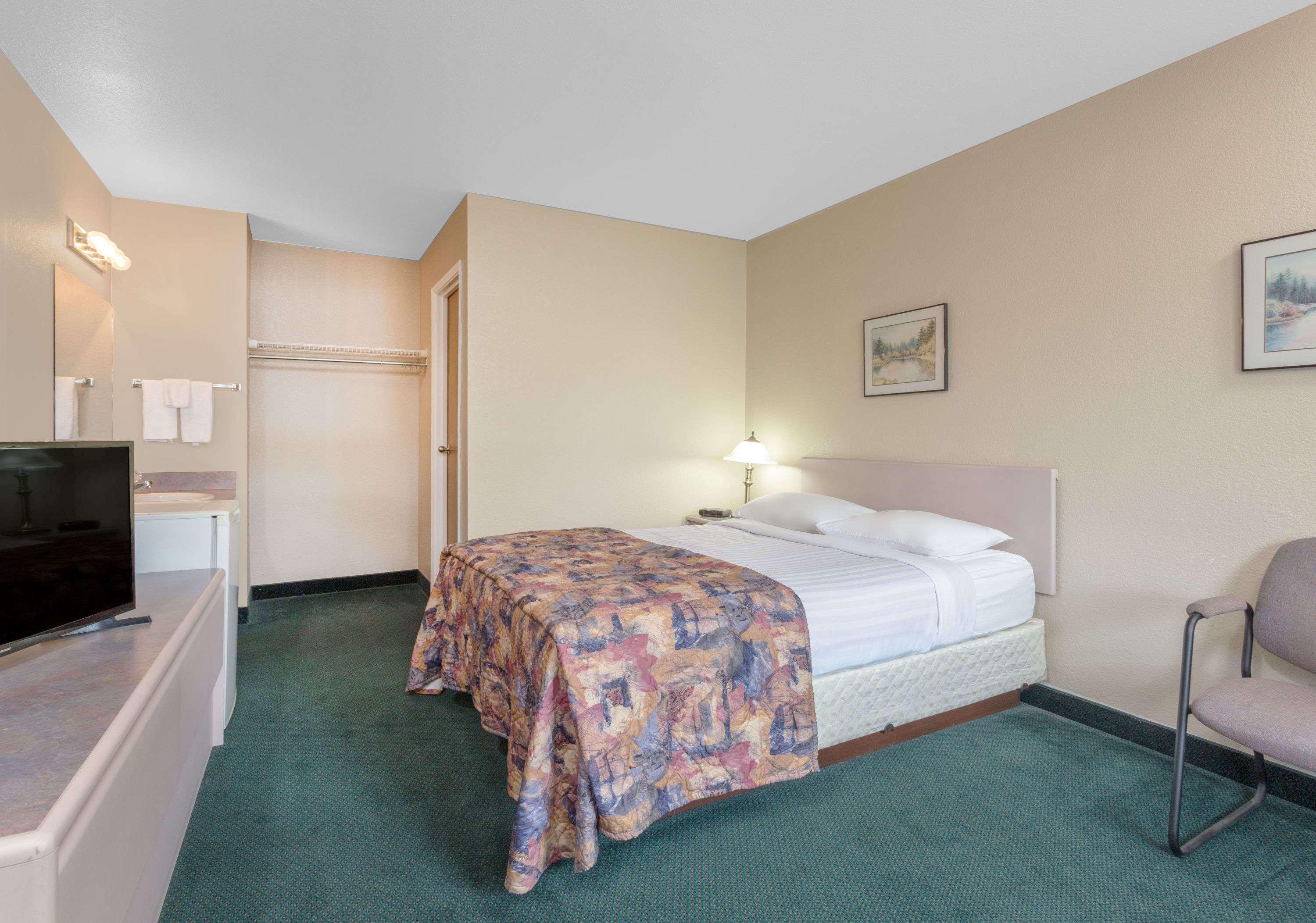 Super 8 By Wyndham Golden Hotel Exterior foto
